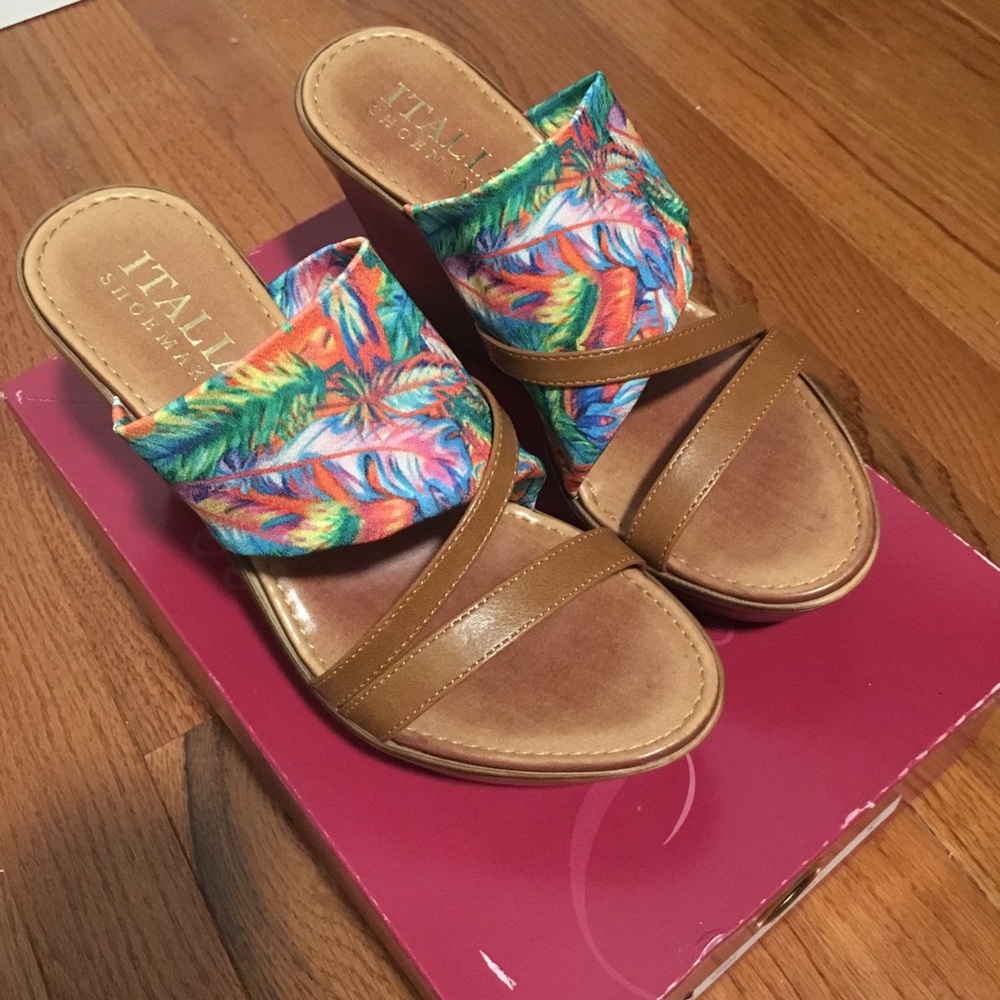 NWT Italian Shoemakers wedges, size 5